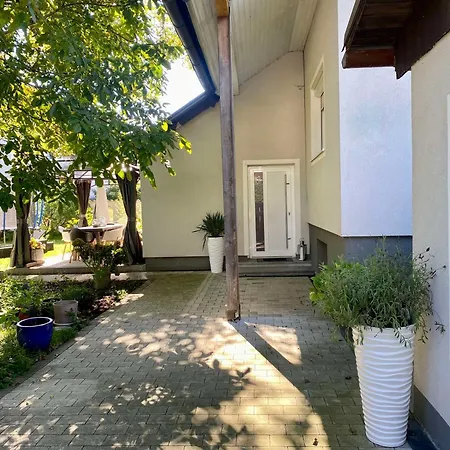 Cosy House With Garden, Close To City Center, Good Traffic Connection