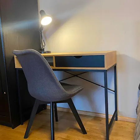 Vakantiehuis Cosy House With Garden, Close To City Center, Good Traffic Connection *