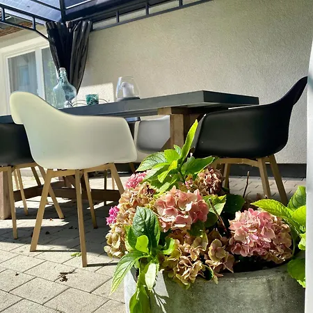 Vakantiehuis Cosy House With Garden, Close To City Center, Good Traffic Connection *